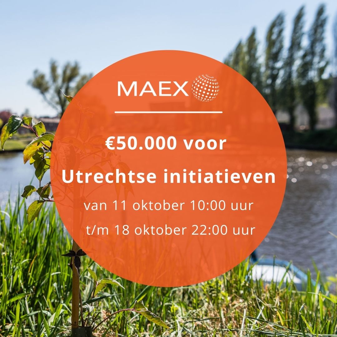 Foto van een plantje in het gras aan het water. Over de foto heen is een oranje cirkel geplaatst met de tekst: MAEX € 50.00 voor Utrechtse initiatieven. Van 11 oktober 10:00 uur tot 18 oktober 22:00 uur